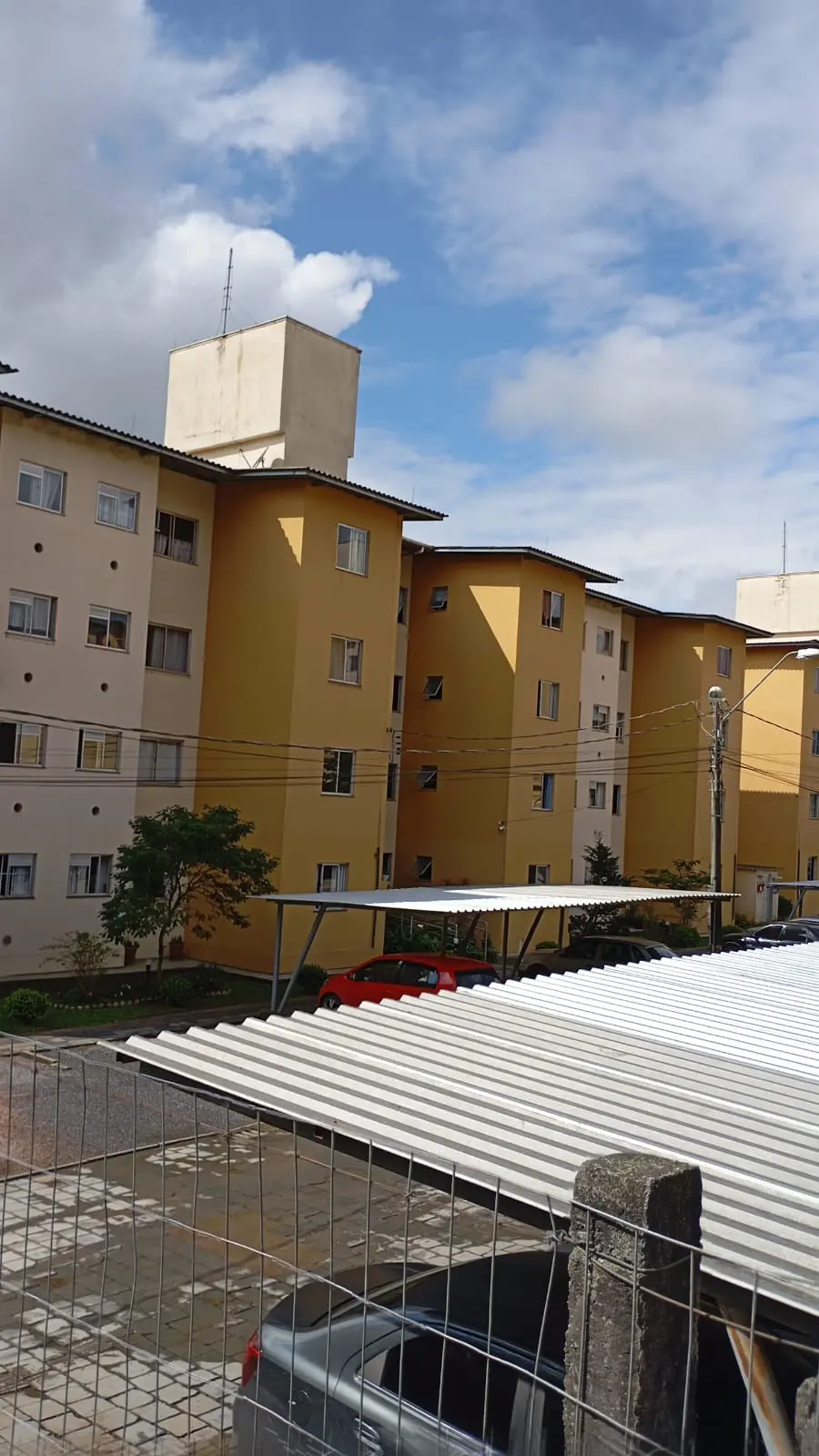 Vista do condomínio residencial e das áreas de acesso