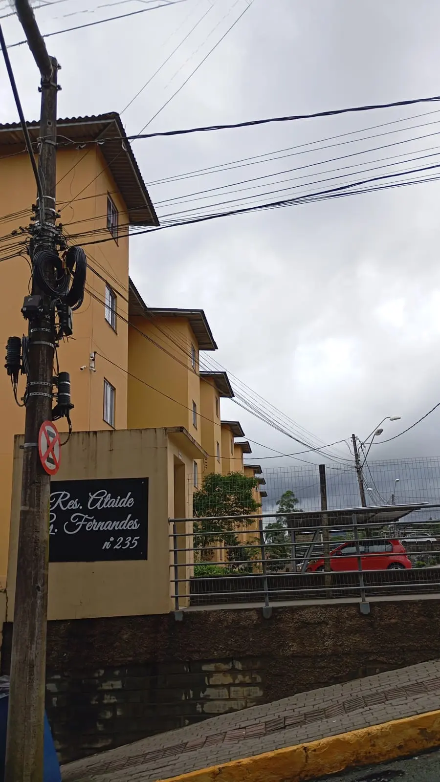 Fachada e acesso do Residencial Ataíde Fernandes, nº 235