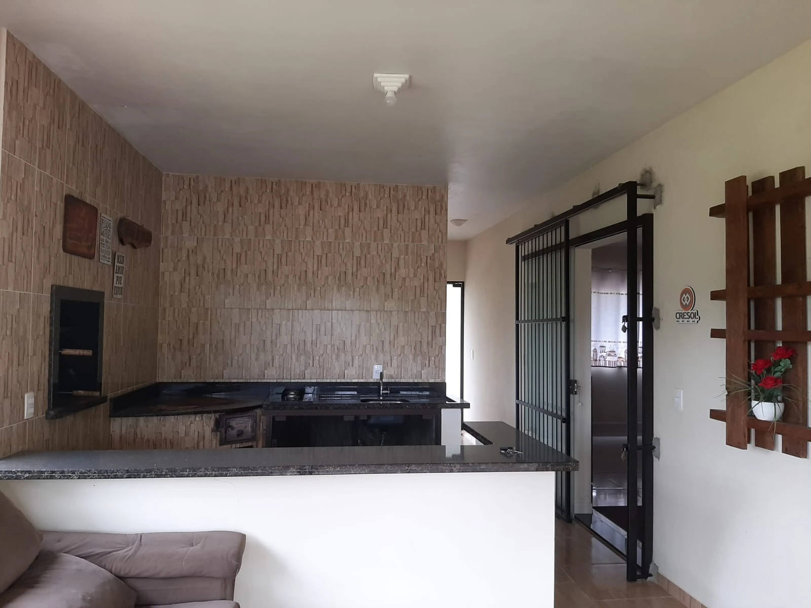 Varanda coberta junto à casa