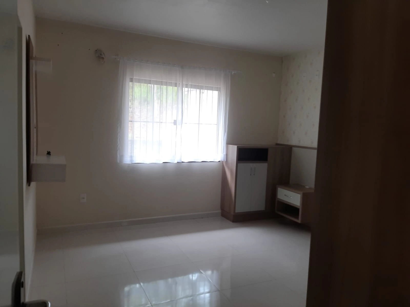 Quarto com janela e armário