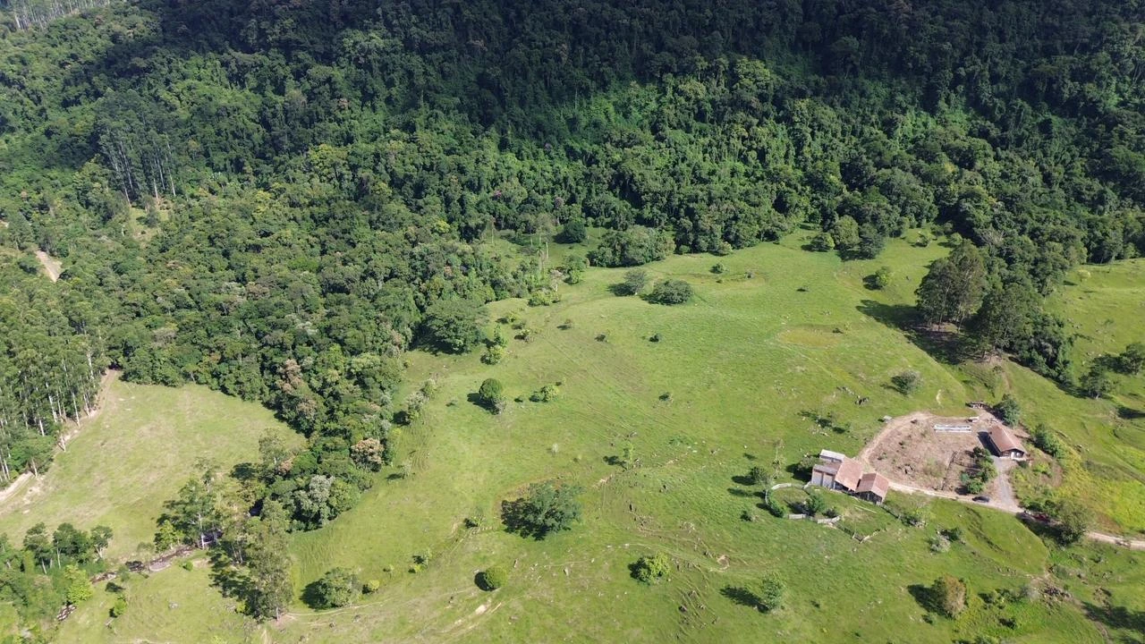 Pastagens e construções na paisagem rural