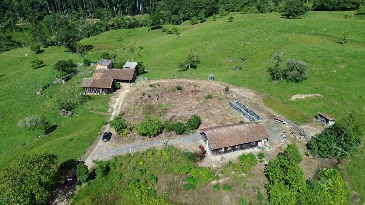 Construções e acesso vistos de cima