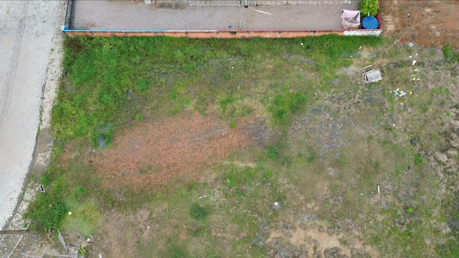 Vista superior do terreno de 360 m² e da rua de acesso em Lontras/SC