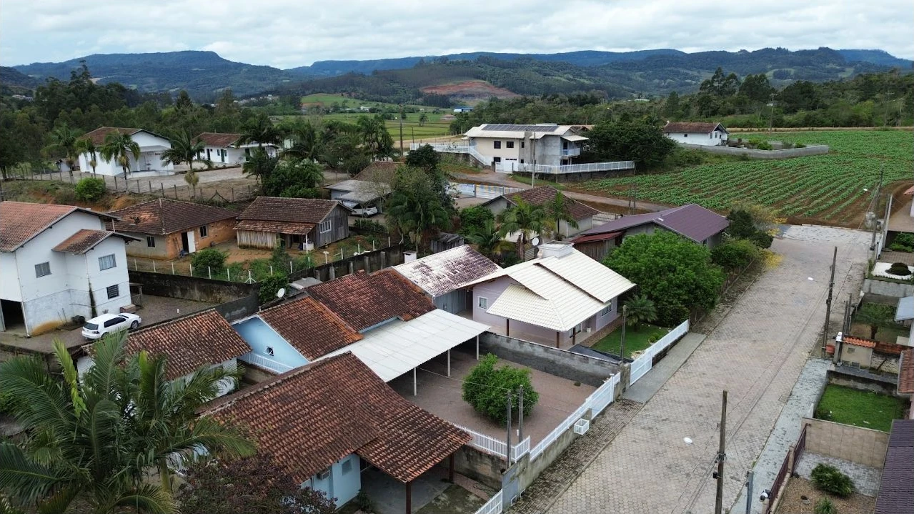 Vista panorâmica do entorno, da rua de acesso e das colinas de Lontras/SC