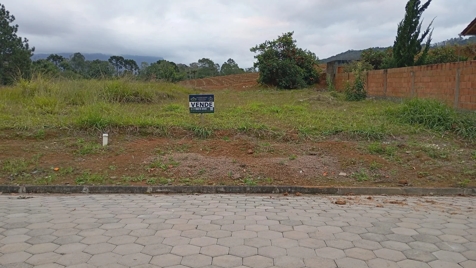 Vista frontal do terreno de 379,81 m² com placa de venda no bairro Francisco Rauh em Lontras/SC